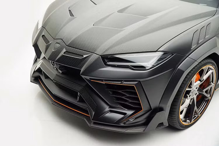 Dĩ nhiên với một hãng độ đình đám như Mansory, bộ wide-bodykit cho Urus được làm bằng vật liệu đắt tiền - sợi carbon công nghệ cao với độ hoàn thiện chuẩn xác và tỉ mỉ. Kiểu thiết kế của Mansory khiến chiếc Urus còn cá tính, góc cạnh hơn, thay đổi diện mạo. Điểm hay ở bản độ này là các nhà thiết kế ở Mansory vẫn dựa trên triết lý thiết kế "Hexagon" của Lamborghini để sáng tạo cho bodykit.