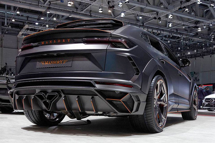 Động cơ kết hợp cùng hộp số tự động 8 cấp và hệ dẫn động 4 bánh giúp Lamborghini Urus có thể tăng tốc từ vị trí xuất phát lên 100 km/h trong 3,6 giây trước khi đạt vận tốc tối đa 305 km/h. Có đến 6 chế độ lái dành cho xe và được hoạt động thông qua lựa chọn lái Anima. 3 chế độ lái Strada (đường phố), Sport (thể thao) và Corsa (đường đua) khá quen thuộc trên các siêu xe của hãng.