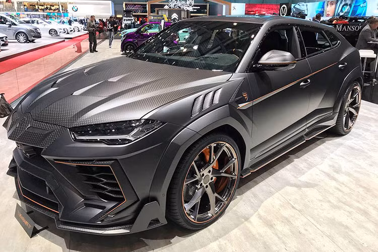 Lực hãm của khối động cơ V8 trên chiếc siêu SUV Lamborghini Urus này đến từ cặp phanh bằng carbon-ceramic có kích thước 440 mm ở phía trước và 370 mm ở phía sau. Mức giá xe Lamborghini Urus mới tại thị trường châu Âu khoảng 171.429 EUR. Mức giá của bản độ Mansory Lamborghini Urus Venatus này chưa được công bố.