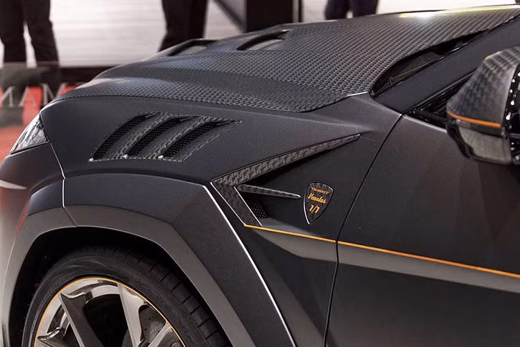 Đi kèm với bộ "cánh" mới là bộ mâm cỡ lớn tới 24-inch cũng thửa riêng cho mẫu xe và có thiết kế 5 chấu cực độc. Cũng nhấn mạnh thêm, tông màu chủ đạo cho bản độ được Mansory chọn là nền đen với các viền chỉ màu cam, nhất quán ở cả ngoại và nội thất.