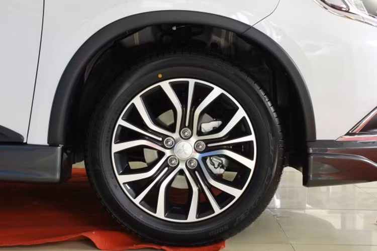 Lợi thế của việc lắp ráp trong nước là giá bán "mềm" hơn. Sau khi chuyển sang lắp ráp, Hyundai Tucson giảm giá hơn 100 triệu đồng. Tương tự, vào năm 2013, Mazda CX-5 cũng được giảm khoảng 100 triệu đồng vào thời điểm chuyển đổi từ nhập khẩu Nhật sang lắp ráp. Như vậy, Mitsubishi Outlander được kỳ vọng sẽ hạ giá từ năm 2018.