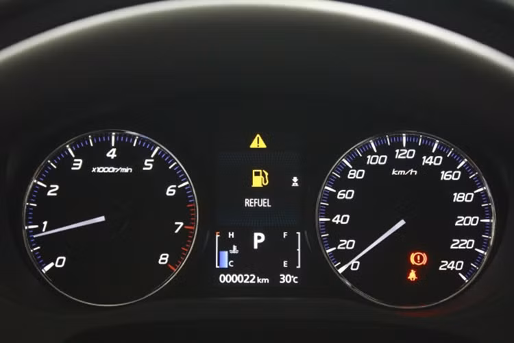 Mẫu xe Mitsubishi Outlander hiện đang được bán ra với ba phiên bản, giá bán tại thời điểm ra mắt từ 975-1,275 tỷ đồng. Đến tháng 9/2017, mẫu xe này gây sốc với giá bán 750 triệu đồng cho bản thấp nhất. Hiện nay, các đại lý chỉ còn hai phiên bản 2.0 CVT và 2.4 CVT với giá lần lượt 996 triệu và 1,148 tỷ đồng nhưng vẫn cao nhất phân khúc.