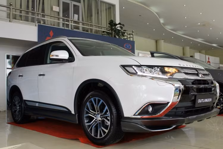 Outlander là sản phẩm đầu tiên sau khi công ty mẹ tại Nhật Bản tăng tỷ lệ góp vốn từ 52% lên 82% trong liên doanh tại Việt Nam. Theo ông Kenichi Horinouchi, Tổng Giám đốc Mitsubishi Motors Việt Nam khẳng định sẽ tiếp tục rót vốn để mở rộng việc lắp ráp và sản xuất xe tại Việt Nam, không chỉ tiêu thụ tại thị trường trong nước mà còn hướng đến xuất khẩu.