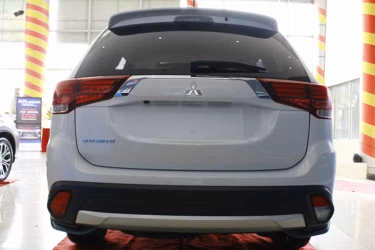 Trong phân khúc crossover, Mazda CX-5, Nissan X-Trail và Hyundai Tucson đều lắp ráp trong nước. Honda CR-V 2018 vừa ra mắt được chuyển sang nhập khẩu Thái Lan. Khác với Outlander, mẫu xe của Honda sẽ hưởng lợi thuế nhập khẩu 0% trong khu vực ASEAN từ 1/1/2018. 