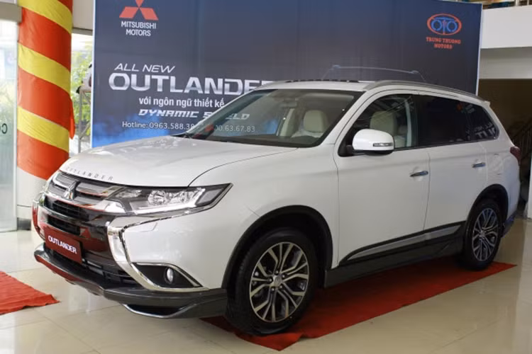 Mẫu xe ôtô Mitsubishi Outlander được ra mắt khách hàng Việt vào đầu tháng 8/2016 trong thời điểm phân khúc crossover đang có sức nóng. Đây là mẫu crossover thứ hai tại Việt Nam được trang bị hàng ghế thứ ba, sau Nissan X-Trail. Tính đến nay, phân khúc này đã có tổng cộng ba mẫu xe 7 chỗ với sự góp mặt của Honda CR-V hoàn toàn mới.