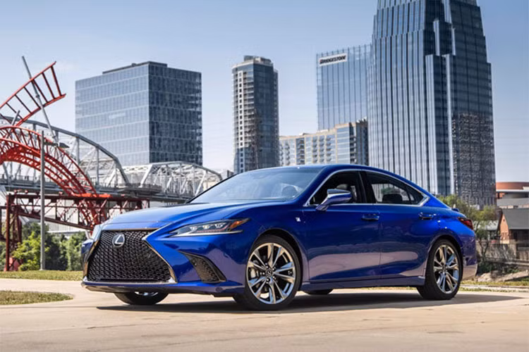 Dòng sedan cỡ trung Lexus ES 2019 mới đã chính thức trình làng vào hồi cuối tháng 4 năm nay. Sau 3 tháng, thương hiệu xe sang Lexus đã chính thức công bố giá bán của ES thế hệ mới tại thị trường xe hơi Mỹ.
