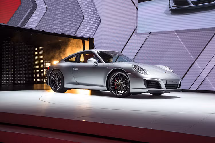 Có thể nhiều người hâm mộ Porsche sẽ cảm thấy tiếc nuối khi 911 Carrerra/Carrera S nay đã không còn tiếng gầm thuần khiết và đặc trưng của khối động cơ 6 xy-lanh 3.8L nữa.