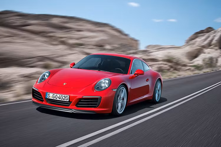 Bên cạnh những thay đổi về nội, ngoại thất và đặc biệt là động cơ. Porsche công bố 911 Carrera chỉ cần 7.4 lít xăng để hoàn thành 100 km và bản Carrera S cần 7.7 lít.