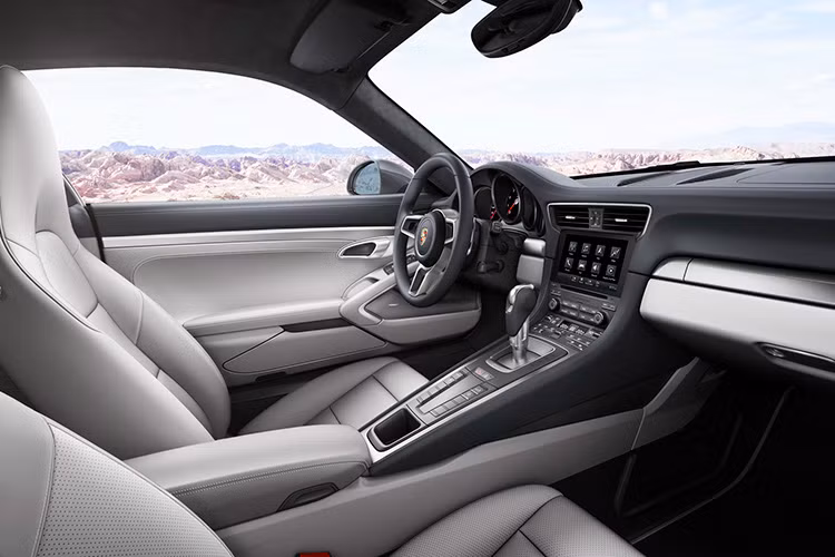 Mặc dù có những thay đổi, nhưng nó không hề làm mất đi cái chất của dòng xe huyền thoại 911 của Porsche.