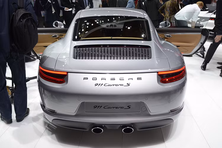 Nhờ sức mạnh tốt hơn và đến ở tua máy sớm hơn, hiệu năng tổng thể của Porsche 911 2016 cũng được cải thiện rất nhiều.