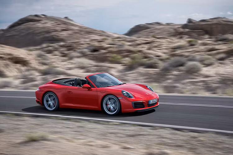 Như vậy, có thể thấy rõ phiên bản Porsche 911 đời 2016 (hay còn được gọi với cái tên 911.2) tốt hơn đời cũ ở mọi phương diện.