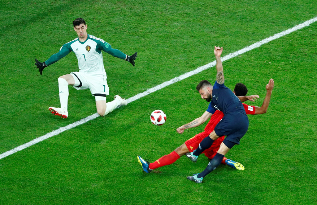 Mbappe có 2 lần tung ra những đường chuyền thuận lợi, đặt Giroud vào thế đối mặt thủ môn Courtois nhưng cả hai lần tiền đạo của Chelsea đều không dứt điểm thành công. Mbappe còn có pha chọc khe cho Pavard dứt điểm nhưng thủ thành Courtois đã xuất sắc cản phá.