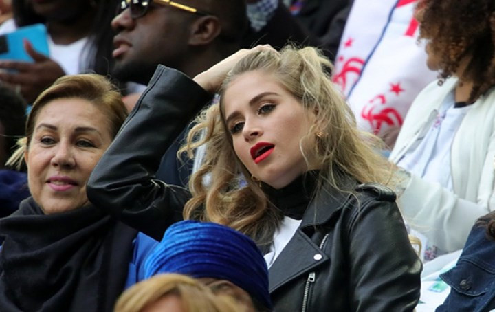 Siêu mẫu Maria Salaues xuất hiện đầy lôi cuốn trên khán đài trong trang phục khỏe khoắn. Cô liên tục có những cử chỉ thu hút ánh mắt của người đối diện. Siêu mẫu Maria Salaues xuất hiện đầy lôi cuốn trên khán đài trong trang phục khỏe khoắn. Cô liên tục có những cử chỉ thu hút ánh mắt của người đối diện.