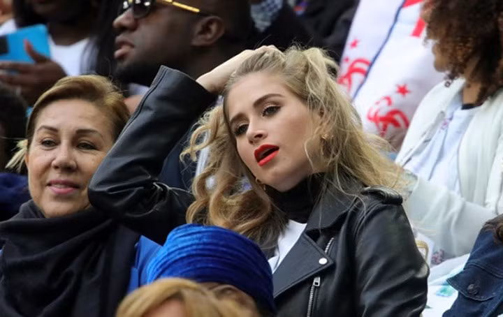 Siêu mẫu Maria Salaues xuất hiện đầy lôi cuốn trên khán đài trong trang phục khỏe khoắn. Cô liên tục có những cử chỉ thu hút ánh mắt của người đối diện.