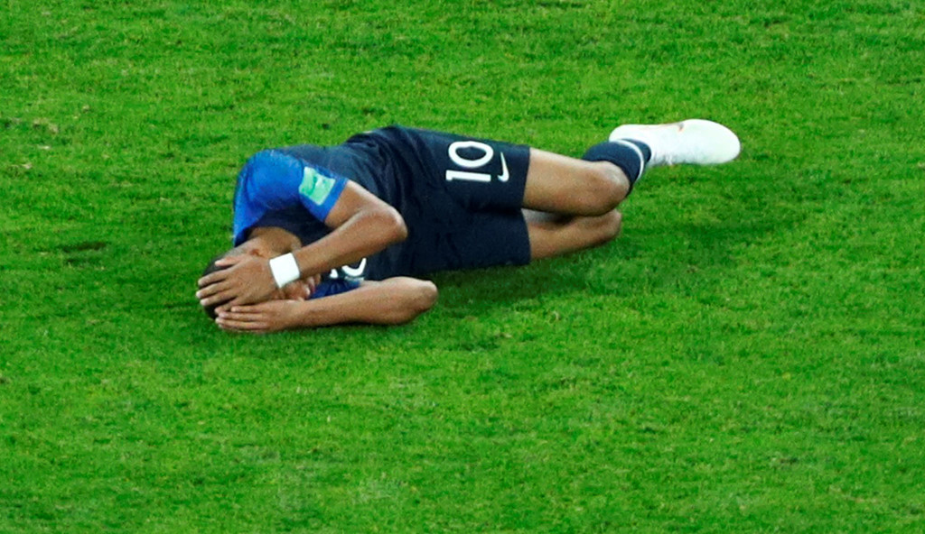 Mbappe tiếp tục nằm ra sân, nhưng lần này không có thẻ vàng nào cho anh và thay vào đó là một tấm thẻ cho Vertonghen. Những tình huống câu lỗi, nằm sân và ăn vạ của Mbappe ở khoảng thời gian cuối trận giúp Pháp kéo dài thời gian và nhanh chóng đi tới chiến thắng.