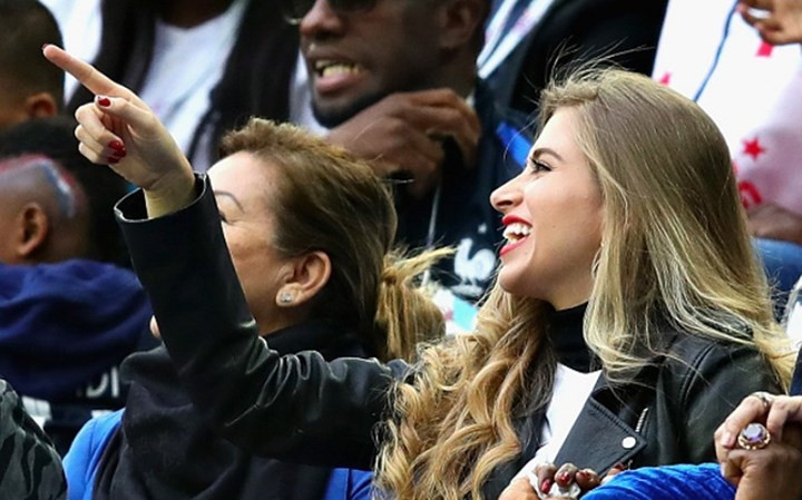 Người đẹp liên tục thay đổi cảm xúc theo từng tình huống trên sân. Người đẹp liên tục thay đổi cảm xúc theo từng tình huống trên sân.