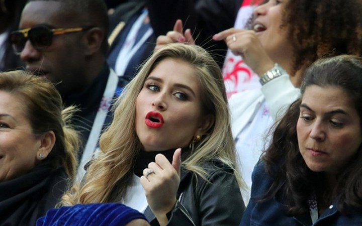 Biểu cảm đáng yêu của Salaues, được biết cô quyết định bỏ công việc trong vòng 1 tháng để sang Nga cổ vũ cho bạn trai. Biểu cảm đáng yêu của Salaues, được biết cô quyết định bỏ công việc trong vòng 1 tháng để sang Nga cổ vũ cho bạn trai.