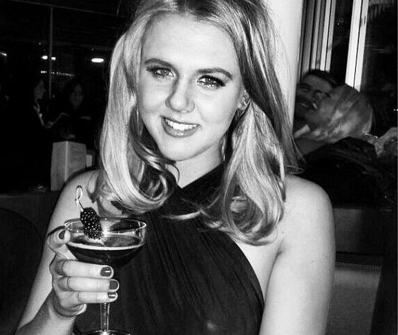 Với những pha ghi bàn giúp Anh có tấm vé góp mặt vào vòng bán kết World Cup 2018, cầu thủ Harry Kane trở thành ngôi sao sân cỏ được fan bóng đá thế giới biết đến. Giống như các cầu thủ tài năng khác, mọi người cũng dành sự chú ý đến đời tư của anh, cùng danh tính cô vợ ngọt ngào, luôn đứng sau chăm sóc, ủng hộ.