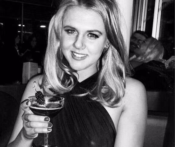 Với những pha ghi bàn giúp Anh có tấm vé góp mặt vào vòng bán kết World Cup 2018, cầu thủ Harry Kane trở thành ngôi sao sân cỏ được fan bóng đá thế giới biết đến. Giống như các cầu thủ tài năng khác, mọi người cũng dành sự chú ý đến đời tư của anh, cùng danh tính cô vợ ngọt ngào, luôn đứng sau chăm sóc, ủng hộ.