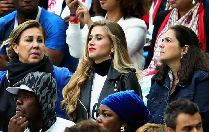 Cầu thủ Pháp Pogba có động lực lớn ở bán kết World Cup 2018 khi được cô bạn gái xinh đẹp đến cổ vũ.