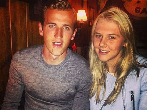 Từ những năm tháng còn cắp sách tới trường, cặp đôi Kane - Kate đã để ý tới nhau. Cầu thủ trẻ chia sẻ với Esquire: "Chúng tôi từng học cùng trường, vì thế Kate biết rõ sự nghiệp của tôi đã phát triển như thế nào. Đương nhiên cô ấy cũng thấy nó khá buồn cười". Từ những năm tháng còn cắp sách tới trường, cặp đôi Kane - Kate đã để ý tới nhau. Cầu thủ trẻ chia sẻ với Esquire: "Chúng tôi từng học cùng trường, vì thế Kate biết rõ sự nghiệp của tôi đã phát triển như thế nào. Đương nhiên cô ấy cũng thấy nó khá buồn cười".