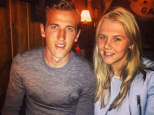 Từ những năm tháng còn cắp sách tới trường, cặp đôi Kane - Kate đã để ý tới nhau. Cầu thủ trẻ chia sẻ với Esquire: "Chúng tôi từng học cùng trường, vì thế Kate biết rõ sự nghiệp của tôi đã phát triển như thế nào. Đương nhiên cô ấy cũng thấy nó khá buồn cười".