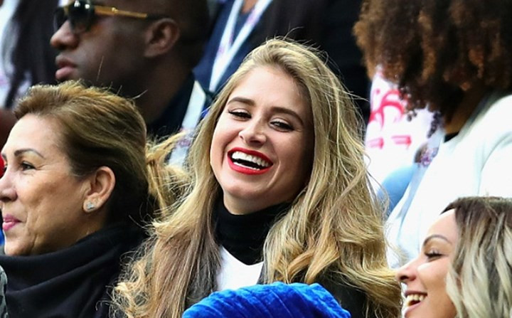 Luôn tươi cười trước ống kính. Luôn tươi cười trước ống kính.