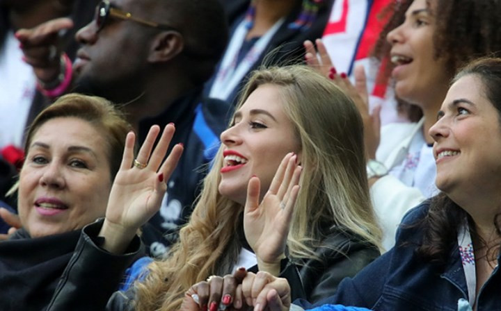 Để có được sự thăng hoa trên sân cỏ, Pogba cũng cần nhờ đến sự cổ vũ của bạn gái siêu mẫu Maria Salaues trên khán đài. Để có được sự thăng hoa trên sân cỏ, Pogba cũng cần nhờ đến sự cổ vũ của bạn gái siêu mẫu Maria Salaues trên khán đài.