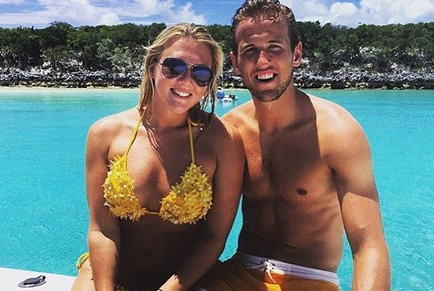 Không sở hữu thân hình chuẩn mực, khuôn mặt hoàn hảo như các nàng WAGs khác, nhưng Kate luôn nổi bật và được chú ý nhờ chuyện tình đẹp với chân sút tài ba. Chẳng cần đến ngoại hình nóng bỏng, cô gái 25 tuổi vẫn "giữ chân" được Harry Kane bằng tình yêu chân thật, ấm áp. Không sở hữu thân hình chuẩn mực, khuôn mặt hoàn hảo như các nàng WAGs khác, nhưng Kate luôn nổi bật và được chú ý nhờ chuyện tình đẹp với chân sút tài ba. Chẳng cần đến ngoại hình nóng bỏng, cô gái 25 tuổi vẫn "giữ chân" được Harry Kane bằng tình yêu chân thật, ấm áp.