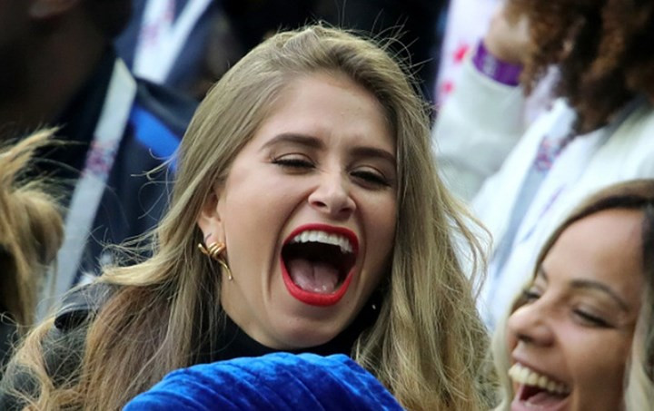 Vẻ phấn khích của bạn gái Pogba khi đội bóng của người yêu giành quyền vào chung kết World Cup 2018. Vẻ phấn khích của bạn gái Pogba khi đội bóng của người yêu giành quyền vào chung kết World Cup 2018.