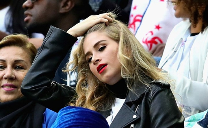 Được biết, Maria Salaues rất hâm mộ ĐT Pháp đến nỗi màn hình điện thoại của cô cũng để logo của Gà trống Galouis. Được biết, Maria Salaues rất hâm mộ ĐT Pháp đến nỗi màn hình điện thoại của cô cũng để logo của Gà trống Galouis.