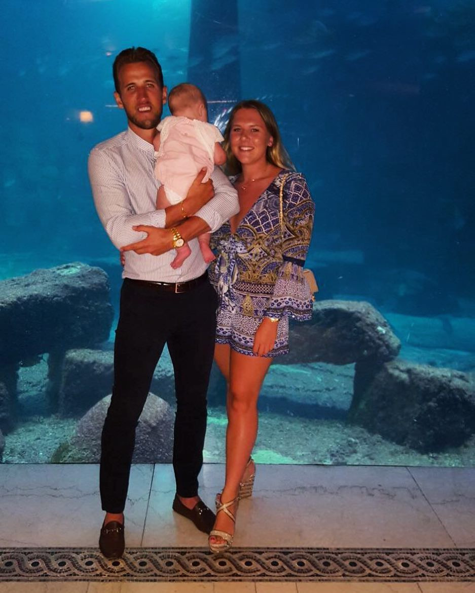 Người luôn kề vai sát cánh cùng Harry Kane đi qua thăng trầm chính là Kate Goodland. Cả hai quen nhau từ khi còn nhỏ và bắt đầu mối quan hệ vào năm 2012. Nhưng chỉ đến năm 2015, chàng cầu thủ tài năng mới chính thức công khai chuyện tình cảm tới công chúng. Người luôn kề vai sát cánh cùng Harry Kane đi qua thăng trầm chính là Kate Goodland. Cả hai quen nhau từ khi còn nhỏ và bắt đầu mối quan hệ vào năm 2012. Nhưng chỉ đến năm 2015, chàng cầu thủ tài năng mới chính thức công khai chuyện tình cảm tới công chúng.