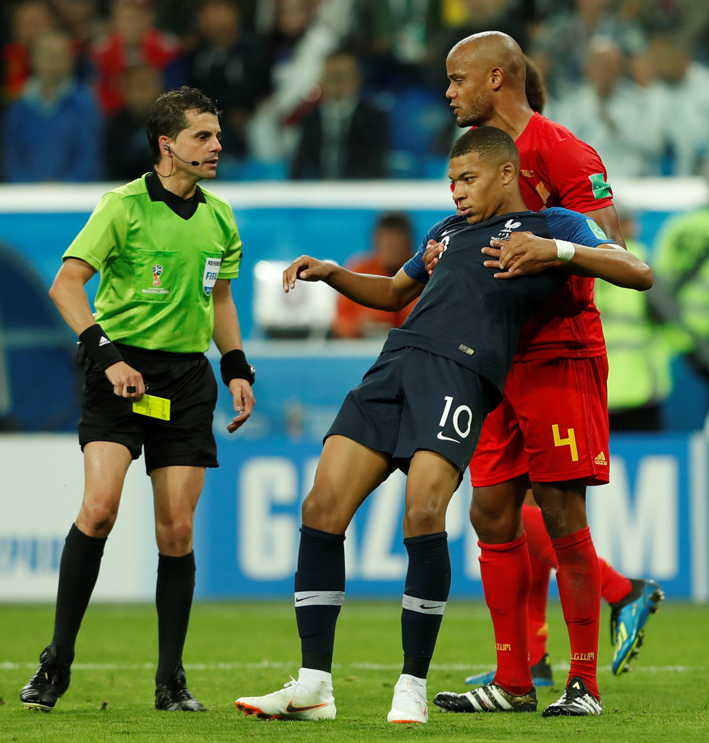 Tuy vậy, điểm nhấn của Mbappe lại vẫn là những pha bóng ăn vạ. Phút 93, Mbappe có tình huống cản trở pha bóng của Bỉ và nhận tác động từ cầu thủ đối phương. Anh liền nằm vật ra sân và ăn vạ, nhưng các cầu thủ Bỉ ngay lập tức chạy đến xốc người Mbappe dậy.
