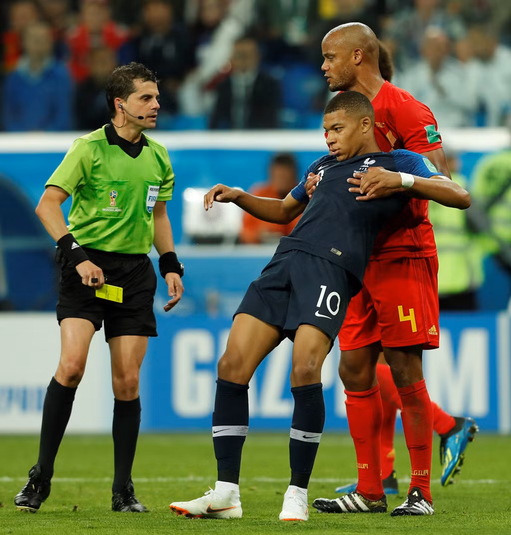 Tuy vậy, điểm nhấn của Mbappe lại vẫn là những pha bóng ăn vạ. Phút 93, Mbappe có tình huống cản trở pha bóng của Bỉ và nhận tác động từ cầu thủ đối phương. Anh liền nằm vật ra sân và ăn vạ, nhưng các cầu thủ Bỉ ngay lập tức chạy đến xốc người Mbappe dậy.