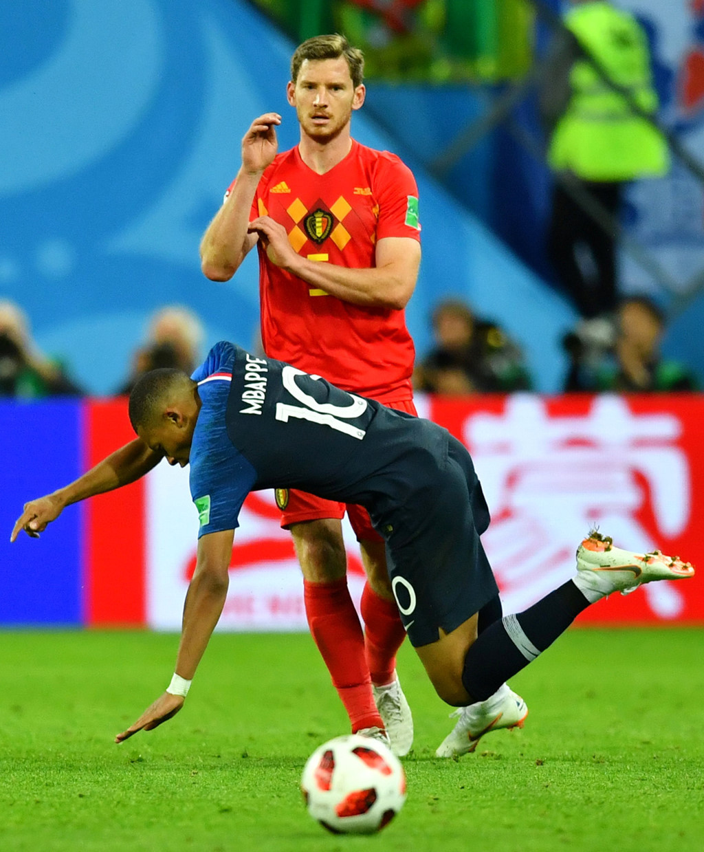 Sau đó cầu thủ của Paris Saint Germain đã phải nhận một thẻ vàng từ trọng tài Cunha. Sau đó ít phút, Mbappe có pha biểu diễn kĩ thuật khiến Vertonghen nổi nóng và trung vệ này ngay lập tức tặng cho anh một pha vào bóng thô bạo.