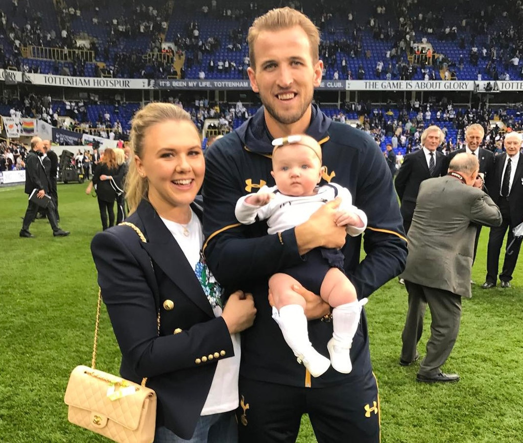 Instagram của Kate đa số chỉ đăng hình về con và Harry Kane. Cô vợ của Kane cũng thường cùng "thiên thần nhỏ" đến sân cỏ để cổ vũ cho chồng tương lai trong vài trận đấu. Instagram của Kate đa số chỉ đăng hình về con và Harry Kane. Cô vợ của Kane cũng thường cùng "thiên thần nhỏ" đến sân cỏ để cổ vũ cho chồng tương lai trong vài trận đấu.