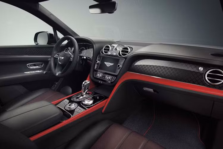 Kết thúc các sửa đổi nhỏ ở ngoại thất, Design Series cũng cung cấp một vài cập nhật tinh tế ở bên trong, đầu tiên là bốn kết hợp màu tông kép phù hợp với sơn ngoại thất đỏ, cam, trắng và xanh dương, đi kèm những điểm nhấn riêng của SUV siêu sang Bentley Bentayga V8 Design Series.