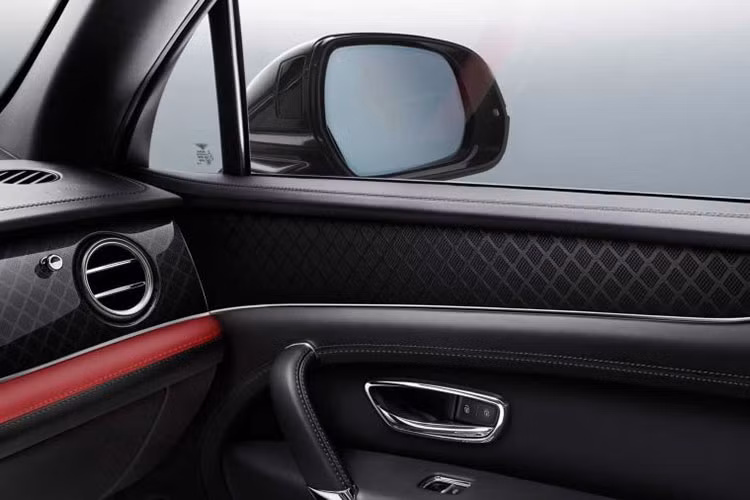 Ngoài ra, mẫu xe sang mang thương hiệu Anh quốc này còn có nhiều chi tiết màu tương phản xuất hiện quanh bảng táp-lô, bảng điều khiển trung tâm cũng như ghế ngồi tông kép. 