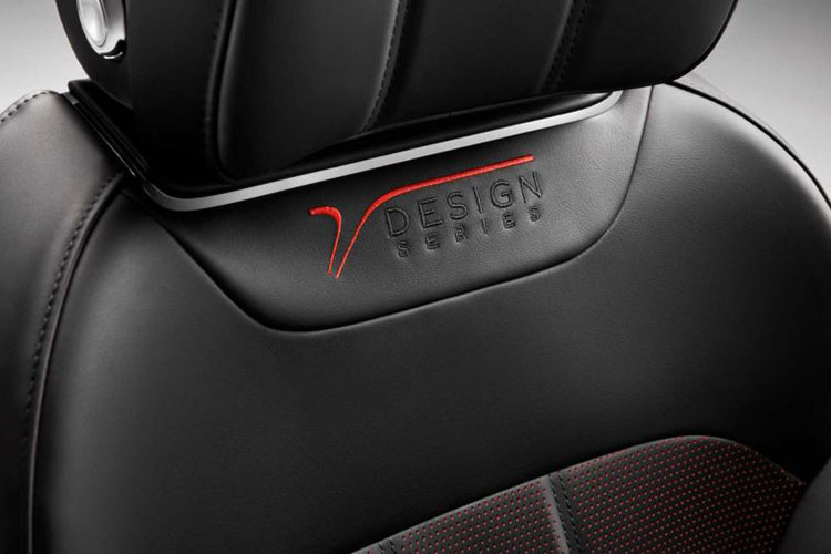 Tất nhiên, một chiếc xe sang trọng và cao cấp như Bentley Bentayga V8 Design Series không thể thiếu vật liệu sợi carbon được trang bị ở bên trong của nội thất xe. 