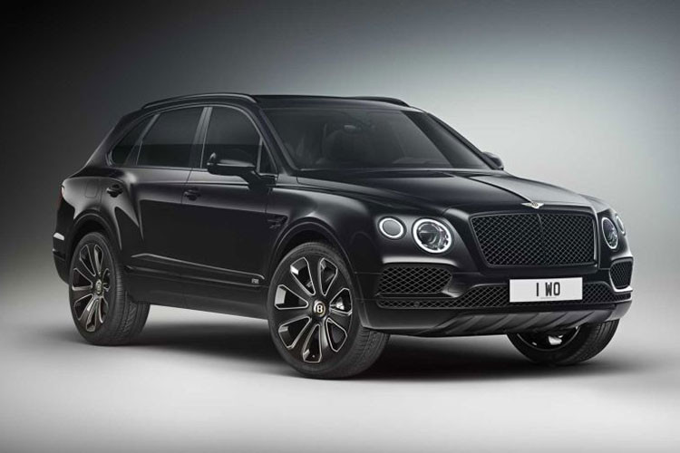 Những thay đổi trên Bentley Bentayga V8 Design Series mới đều chỉ liên quan đến thẩm mỹ. Ở bên ngoài, gói Design Series bổ sung cho xe cản va trước liền với yếm chắn bùn bên dưới cùng màu thân xe, trong khi ở phía sau các ống xả được sơn đen bóng thể thao.