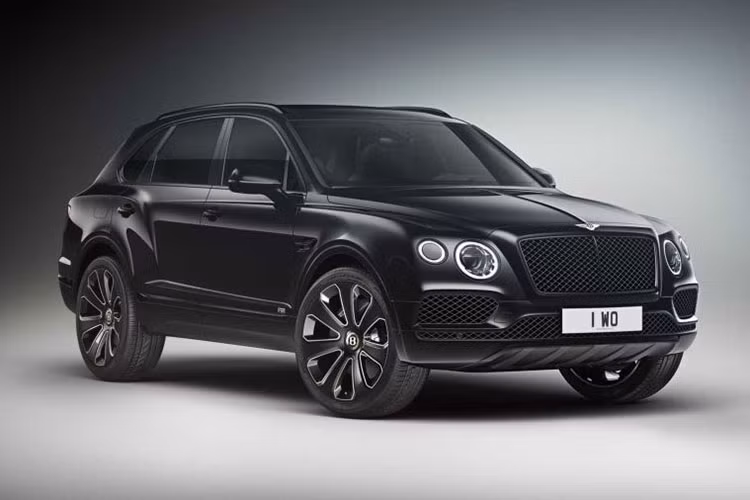 Những thay đổi trên Bentley Bentayga V8 Design Series mới đều chỉ liên quan đến thẩm mỹ. Ở bên ngoài, gói Design Series bổ sung cho xe cản va trước liền với yếm chắn bùn bên dưới cùng màu thân xe, trong khi ở phía sau các ống xả được sơn đen bóng thể thao.