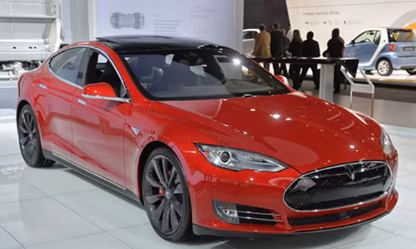 Tesla Model S len ngoi 
