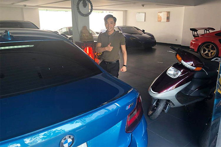 Theo giới thạo tin, đây là chiếc BMW M2 tiền tỷ "hàng hiếm" tại Việt Nam. Mẫu xe thể thao này đã được chủ nhân cũ của nó độ lại động cơ, ống xả, vfa mtj số chi tiết... với tổng chi phí ước tính khoảng 20.000 USD (tương đương khoảng 455 triệu đồng).
