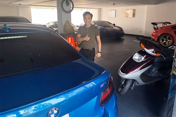 Theo giới thạo tin, đây là chiếc BMW M2 tiền tỷ "hàng hiếm" tại Việt Nam. Mẫu xe thể thao này đã được chủ nhân cũ của nó độ lại động cơ, ống xả, vfa mtj số chi tiết... với tổng chi phí ước tính khoảng 20.000 USD (tương đương khoảng 455 triệu đồng).