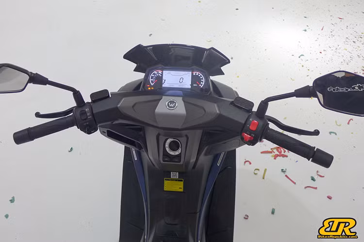 Màn hình hiển thị của WMoto ES250i 2025 sẽ là màn hình LCD lớn, kết hợp với đồng hồ tốc độ analog . Kính chắn gió phía trước sẽ có màu khói nhằm tăng thêm vẻ dữ dằn cho xe.