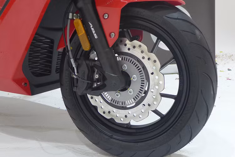 Khối động cơ sản sinh công suất tối đa 21 mã lực tại 8.500 vòng/phút và mô-men xoắn tối đa 21 Nm tại 6.500 vòng/phút. Xe sử dụng hệ thống truyền động CVT tự động.