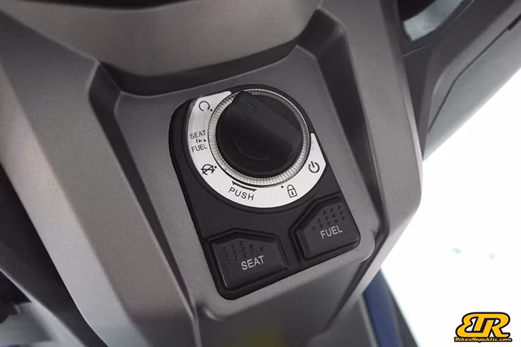 Xe cũng được trang bị hệ thống chìa khóa thông minh, có cốp chứa đồ rộng rãi phía dưới yên xe để chứa cùng lúc 2 mũ bảo hiểm.