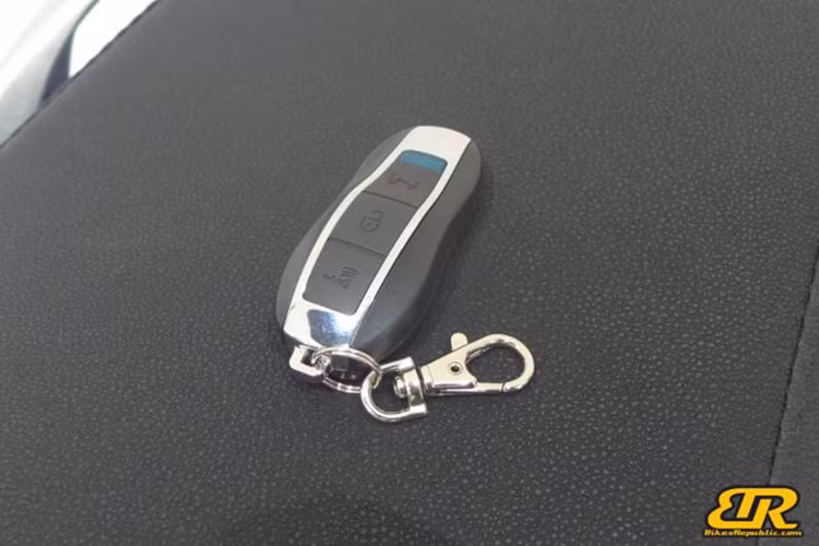 Ngoài ra, mẫu xe ga WMoto ES250i cũng được trang bị hệ thống phanh đĩa cho cả bánh trước và sau kèm ABS kênh đôi an toàn.