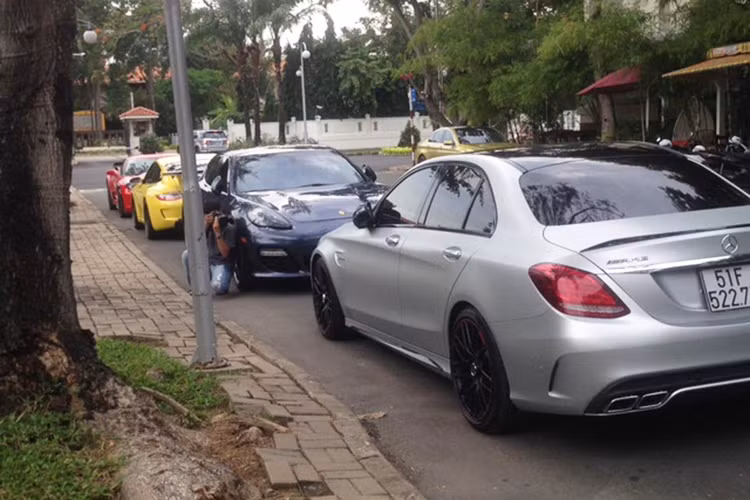Cuối tuần vừa qua, dàn siêu xe đắt tiền hàng độc của các thiếu gia Việt lại có dịp tụ hop tại Q7, TP HCM. Nổi bật trong đoàn xe có thể kể đến chiếc Mercedes-AMG C63 S Edition 1 độc nhất vô nhị tại Việt Nam thuộc sở hữu của đại gia siêu xe Cường Đô la.