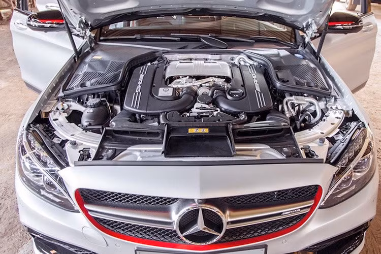 Mercedes-AMG C63 S Edition 1 sử dụng động cơ V8, dung tích 4.0 lít, tăng áp kép, sản sinh công suất cực đại 510 mã lực, mô-men xoắn cực đại 700 Nm. Phiên bản hiệu suất cao của C63 S, mất 4 giây để tăng tốc lên 100km/h từ vị trí xuất phát, trước khi đạt vận tốc tối đa 250 km/h.
